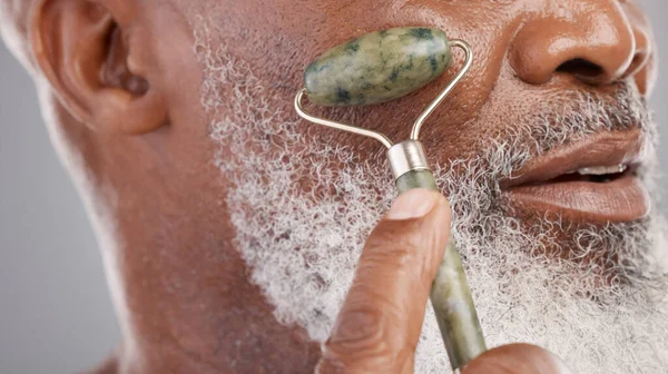 Rullo Viso Primo Piano Uomo Anziano Con Skincare Pietra Prodotto — Foto Stock