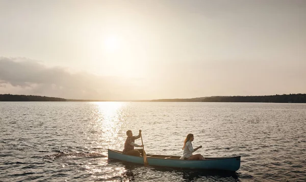 Great Way Spend Weekend Young Couple Going Canoe Ride Lake — Stock Photo, Image