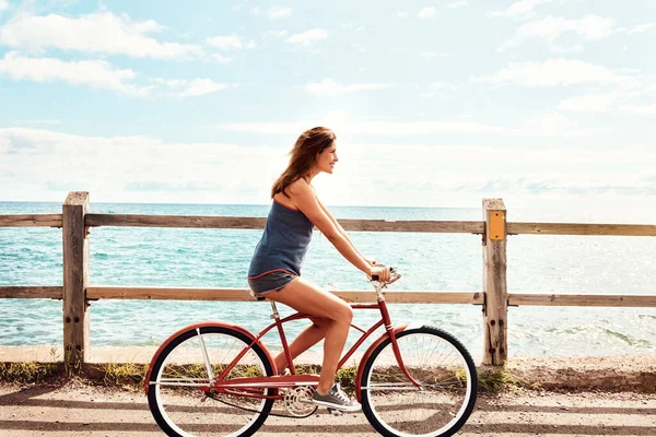 Фитнес Стиль Жизни Красивая Молодая Женщина Велосипеде Набережной — стоковое фото