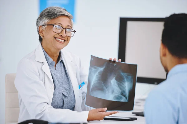 Щасливий Показуючи Рентгенівський Промінь Лікаря Людиною Медичною Порадою Допомогою Розмовою — стокове фото