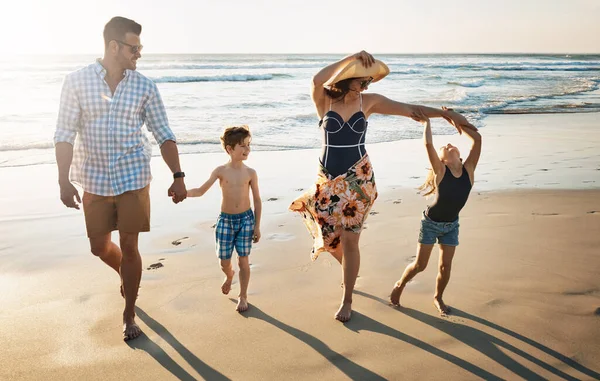 Divirtiéndose Orilla Una Familia Cuatro Personas Pasando Día Playa — Foto de Stock