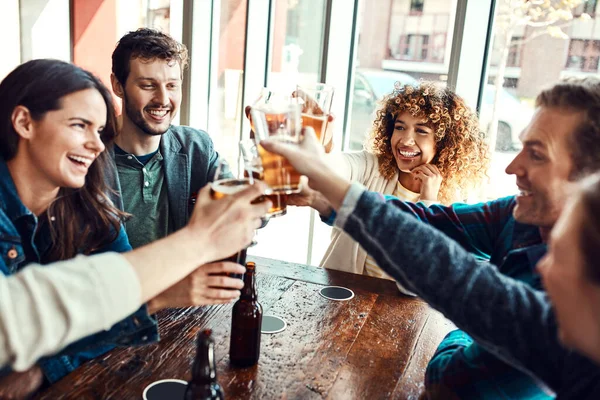 Siempre Buen Momento Con Cerveza Alrededor Grupo Amigos Haciendo Brindis — Foto de Stock