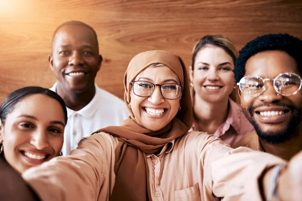 幸せな会社 私たちについての友人の仕事の自撮り チームの多様性と肖像画 一緒にイスラム教徒の女性は楽しさ オフィスの思い出のために従業員と写真を撮る — ストック写真