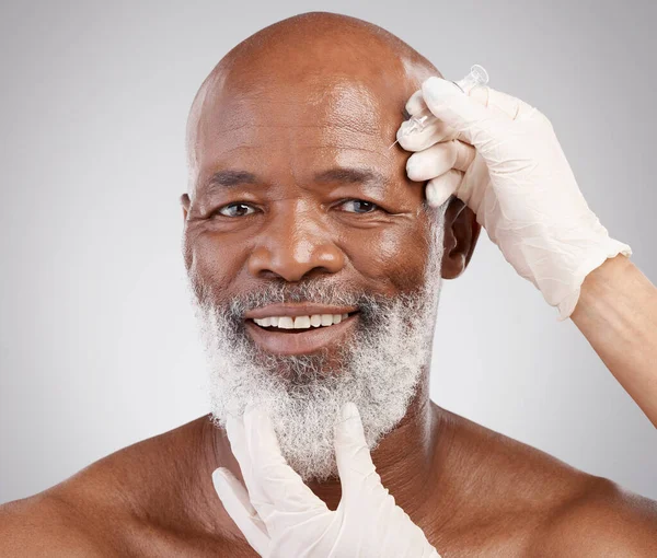 Φροντίδα Δέρματος Σύριγγα Κολλαγόνου Και Πορτραίτο Μαύρου Άνδρα Χαμόγελο Ευτυχία — Φωτογραφία Αρχείου