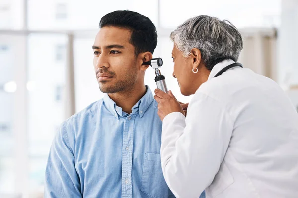 Médico Comprueba Oído Del Paciente Consulta Atención Médica Personas Hospital —  Fotos de Stock