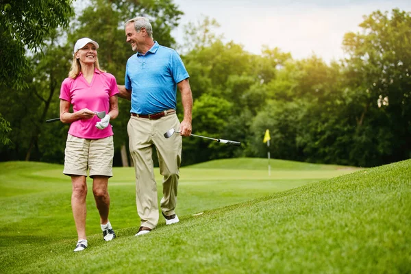 Kunnen Hele Dag Golf Praten Een Volwassen Stel Een Golfbaan — Stockfoto