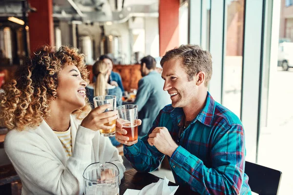 我想我们要庆祝一下 一对年轻夫妇在酒吧里喝酒 — 图库照片