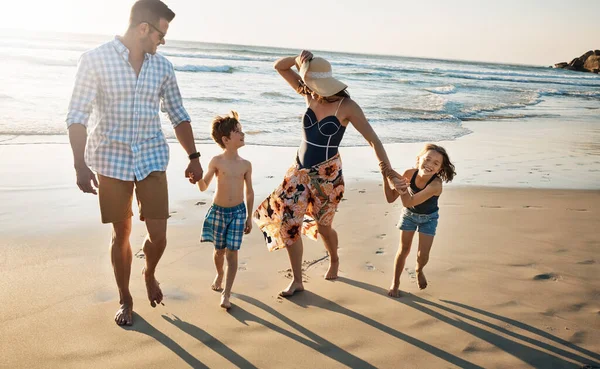 Bavím Pláži Rodinou Čtyřčlenná Rodina Strávená Celý Den Pláži — Stock fotografie