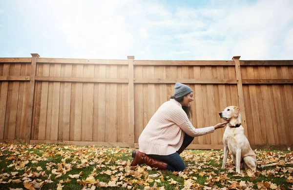 Bir Köpekle Hayat Daha Güzel Dışarıda Köpeğiyle Oynayan Genç Bir — Stok fotoğraf