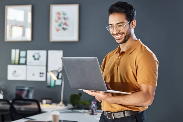 Ευτυχισμένος Laptop Και Εταιρικός Άνθρωπος Στο Γραφείο Χαμόγελο Αυτοπεποίθηση Και — Φωτογραφία Αρχείου