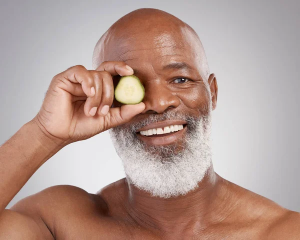 Homem Negro Sênior Sorriso Retrato Pepino Para Cuidados Com Pele — Fotografia de Stock