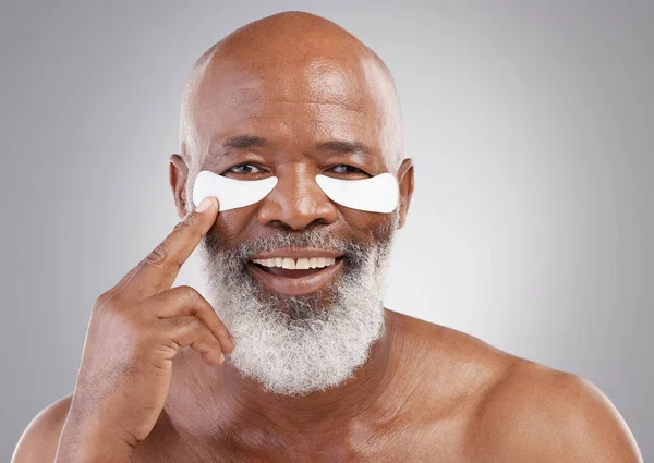 Kolajen Göz Maskesi Cilt Bakımı Siyah Bir Adamın Portresi Gülümse — Stok fotoğraf