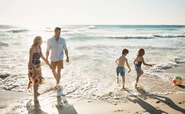 Der Strand Ist Ein Großartiger Ort Für Familien Eine Vierköpfige — Stockfoto