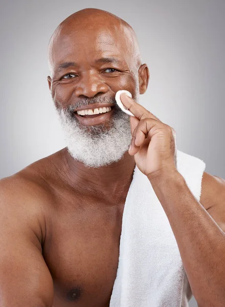 Cilt Bakımı Pamuk Bezi Siyah Adamın Portresi Mutluluk Temizlik Yaşlanma — Stok fotoğraf