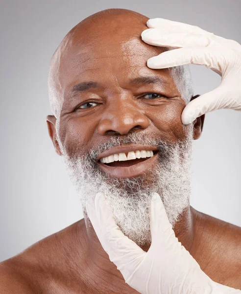 Retrato Skincare Rosto Homem Com Luvas Felicidade Tratamento Profissional Envelhecimento — Fotografia de Stock