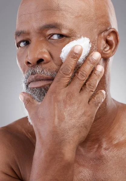 Creme Cuidados Com Pele Aplicação Retrato Homem Velho Para Bem — Fotografia de Stock