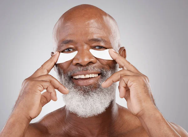 Dermatologia Podkładki Pod Oczy Twarzy Portret Czarnego Mężczyzny Uśmiechem Szczęściem — Zdjęcie stockowe