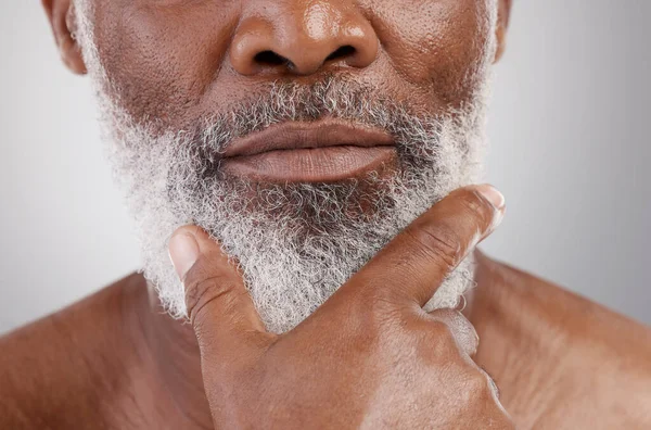 Homem Sênior Close Barba Estúdio Para Cuidados Com Pele Preparação — Fotografia de Stock