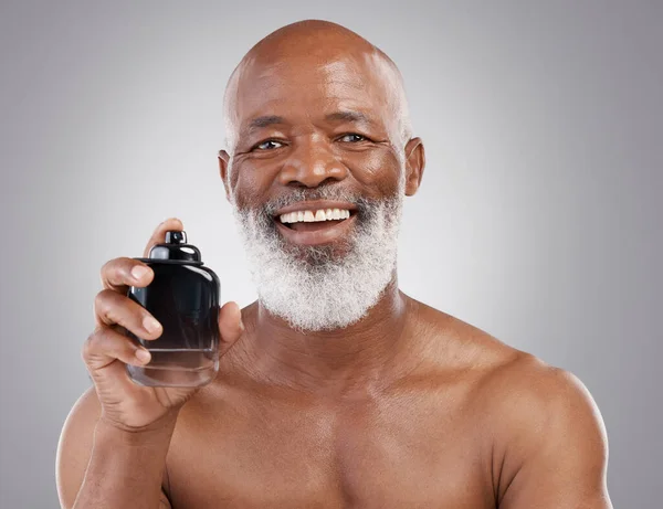 Perfume Sorriso Retrato Modelo Homem Negro Sênior Sentindo Feliz Animado — Fotografia de Stock