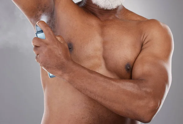 Senior Μαύρος Άνδρας Αποσμητικό Και Ψεκασμός Μασχάλης Για Περιποίηση Δέρματος — Φωτογραφία Αρχείου