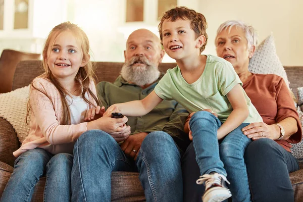 Großeltern Fernseher Und Kinder Heimischen Wohnzimmer Streamen Gemeinsam Eine Webserie — Stockfoto