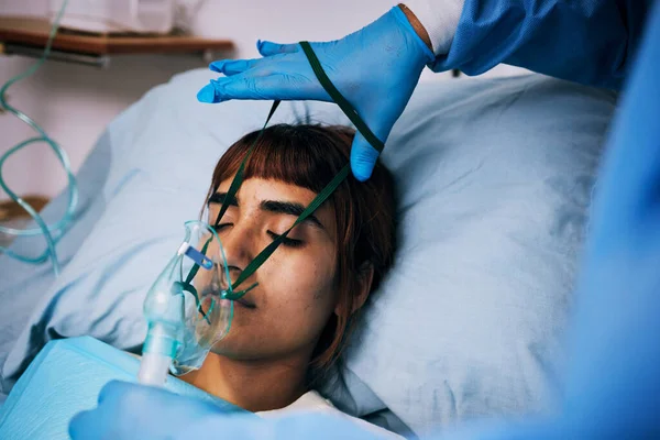 ベッドの患者と女性 呼吸の問題で酸素と医療問題 麻酔や病気 医療機器と女性とモデル 診療所で病気や病気 — ストック写真