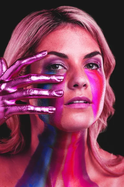Kobieta Ręka Rękę Portret Piękna Metalicznym Farbą Kosmetyki Skórze Studio — Zdjęcie stockowe
