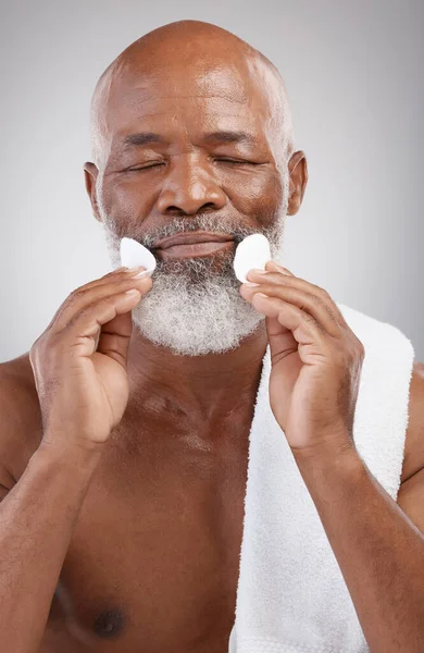 Pielęgnacja Skóry Podkładki Bawełniane Czarny Mężczyzna Oczyszczaniem Twarzy Zabiegi Anty — Zdjęcie stockowe