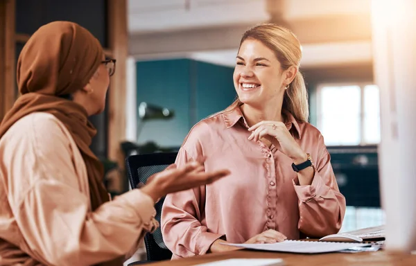 Diversidade Mulheres Islâmicas Negócios Conversando Conversando Juntos Planejando Escritório Empresa — Fotografia de Stock
