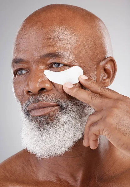 Hautpflege Kollagen Augenmaske Und Schwarzer Mann Mit Hand Auf Gesicht — Stockfoto