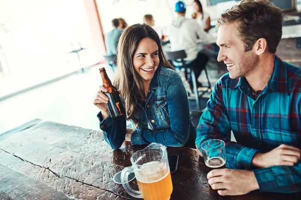 可能是爱酿造 在酒吧里喝啤酒的快乐的男女青年 — 图库照片