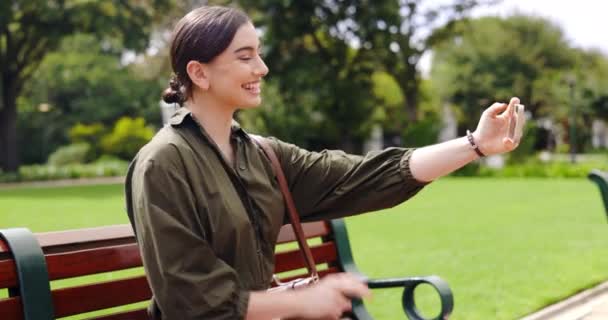 Selfie Gesto Mão Mulher Banco Parque Tirando Fotos Para Influenciador — Vídeo de Stock