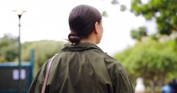 Возвращение Прогулка Деловая Женщина Парке Путешествий Путешествия Поездки Работу Открытым — стоковое видео