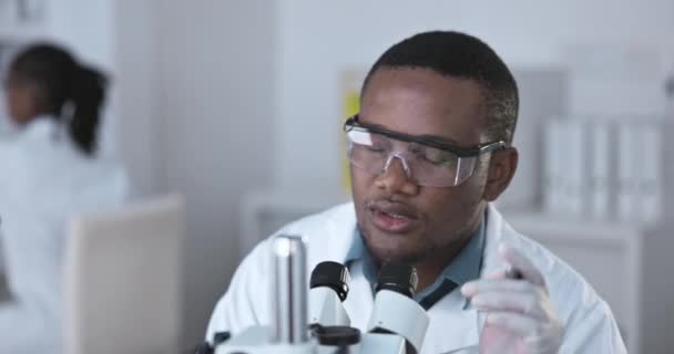 Medisch Onderzoeks Zwartdenken Probleemoplossing Kankerinnovatie Het Laboratorium Mannelijke Werknemer Wetenschapper — Stockvideo