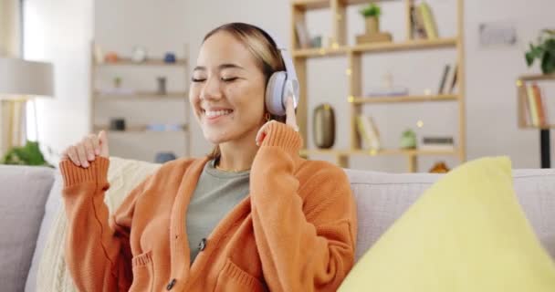 家庭和快乐的女人听音乐促进心理健康 青年收音机和流媒体在沙发上 Kpop的亚洲年轻人或在客厅 沙发或公寓里用音频技术放松一下 — 图库视频影像
