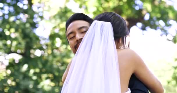 Parque Casamento Homem Mulher Abraço Para Cerimônia Casamento Compromisso Evento — Vídeo de Stock