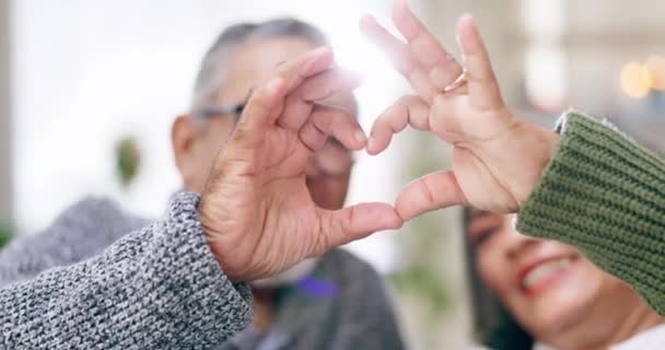 Senior Par Hjerte Hænder Kærlighed Hjemmet Kærlighed Forhold Omsorg Hånd – Stock-video