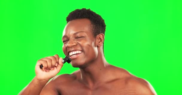 Cantar Afeitarse Divertirse Con Hombre Fondo Pantalla Verde Estudio Para — Vídeo de stock