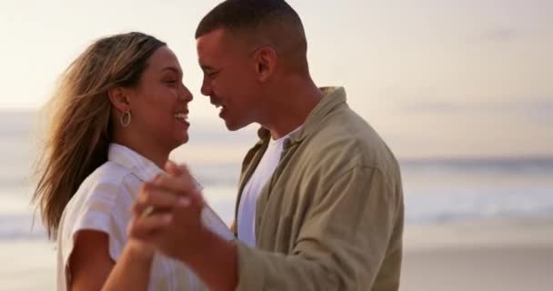 Dance Cinta Dan Ciuman Dengan Pasangan Pantai Untuk Asmara Liburan — Stok Video