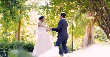 Düğün, dans ya da bir gelin ve damatla birlikte bir bahçede törenden sonra geleneksel olarak dans etmek. Mutlu, kutlama ve parkta eğlenen evli bir çiftle ilişki..
