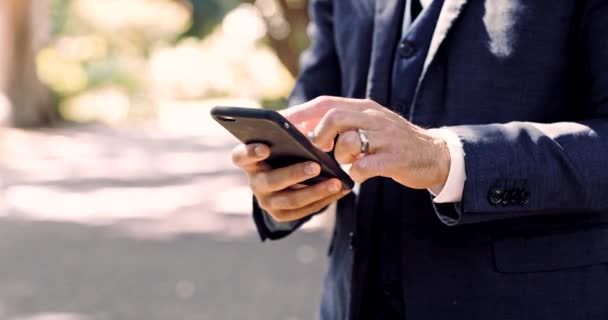 Téléphone Portable Mains Gros Plan Homme Dans Parc Tapant Message — Video
