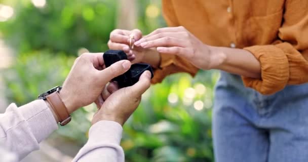 Handen Verlovingsring Vraag Aan Een Man Die Een Vrouw Vraagt — Stockvideo
