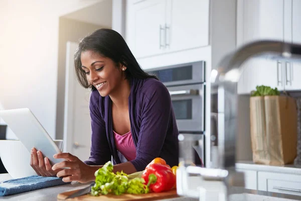 Preparar Jantar Forma Inteligente Uma Jovem Mulher Usando Tablet Digital — Fotografia de Stock