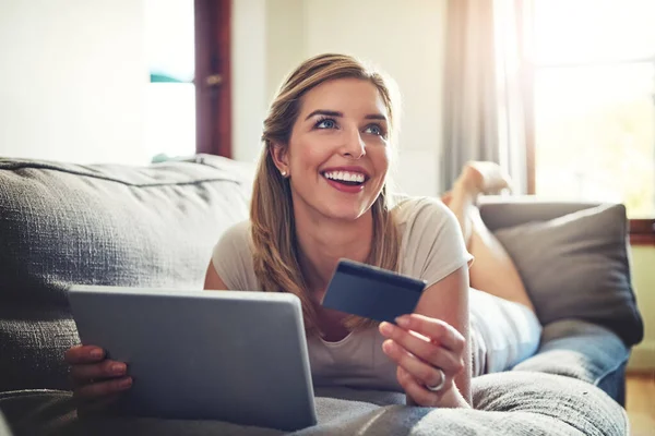 Bazen Çevrimiçi Alışveriş Münasebetlerden Daha Fazlasıdır Dijital Tabletinde Online Alışveriş — Stok fotoğraf