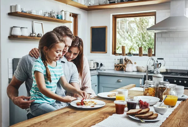 享受食物和家人的祝福 一家人在家里一起吃早餐 — 图库照片