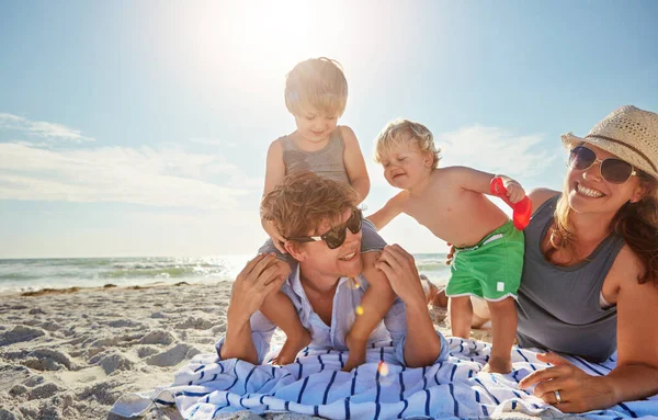 Bavíte Pláži Šťastná Čtyřčlenná Rodina Strávená Celý Den Pláži — Stock fotografie