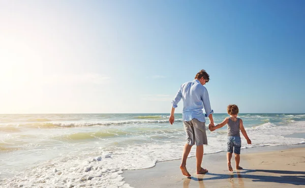 Chlapecký Den Pláži Mladý Muž Jeho Syn Užívají Letní Den — Stock fotografie