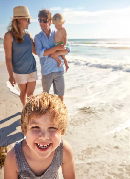 Tutta Mia Famiglia Adora Spiaggia Una Giovane Famiglia Che Gode — Foto Stock