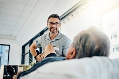 Bacak kasların şimdi nasıl? Dost canlısı bir fizyoterapist, olgun hastasını rehabilitasyon merkezinde tedavi ediyor.