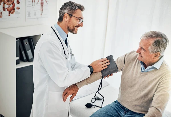 His Patients Get His Best Male Doctor Talking Senior Patient — Stock Photo, Image